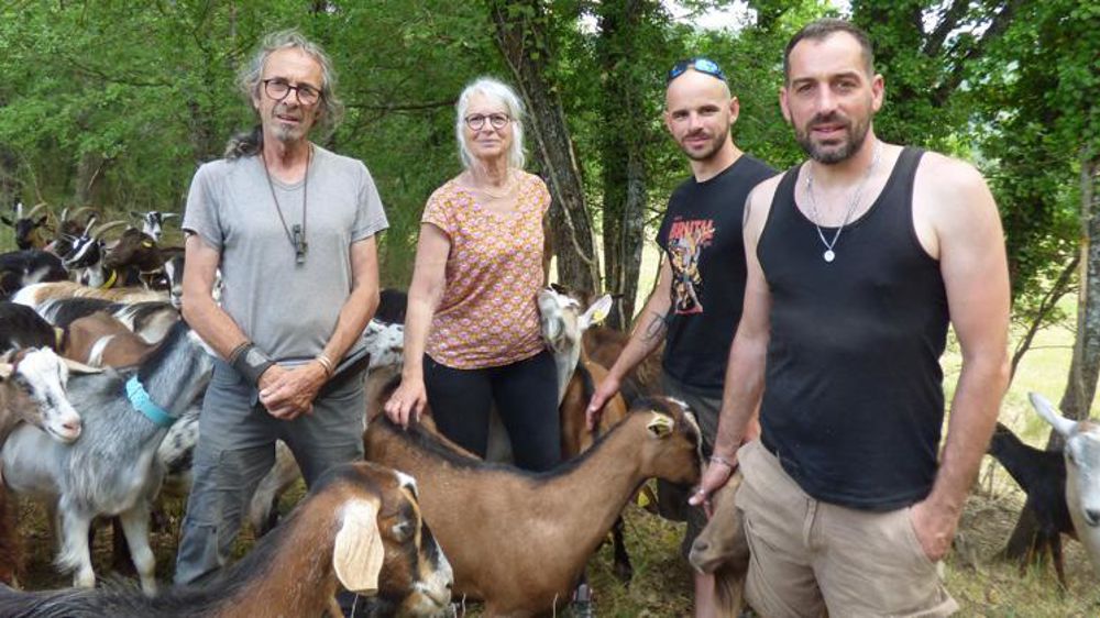 Guillaume (à droite) et Romain Riera ont rejoint en 2008 l’exploitation créée par Raymond et Pascale, leurs parents. © Ch. Sarrazin
